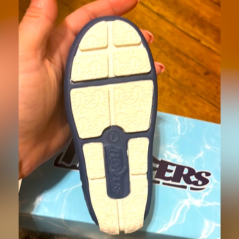 Size 7 toddler Floafers. Never worn.